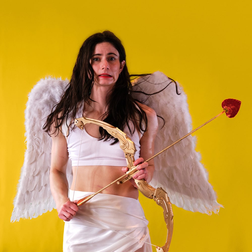 Portrait conceptuel d’une artiste de Cirque Alphonse costumée en Cupidon pour La Noce d’Alphonse au Théâtre Le Diamant.