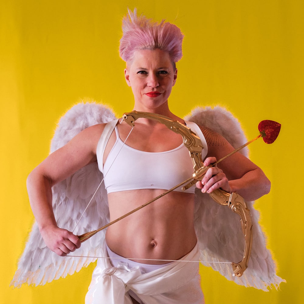 Portrait d’une artiste aux cheveux roses en costume de Cupidon pour La Noce d’Alphonse au Théâtre Le Diamant.