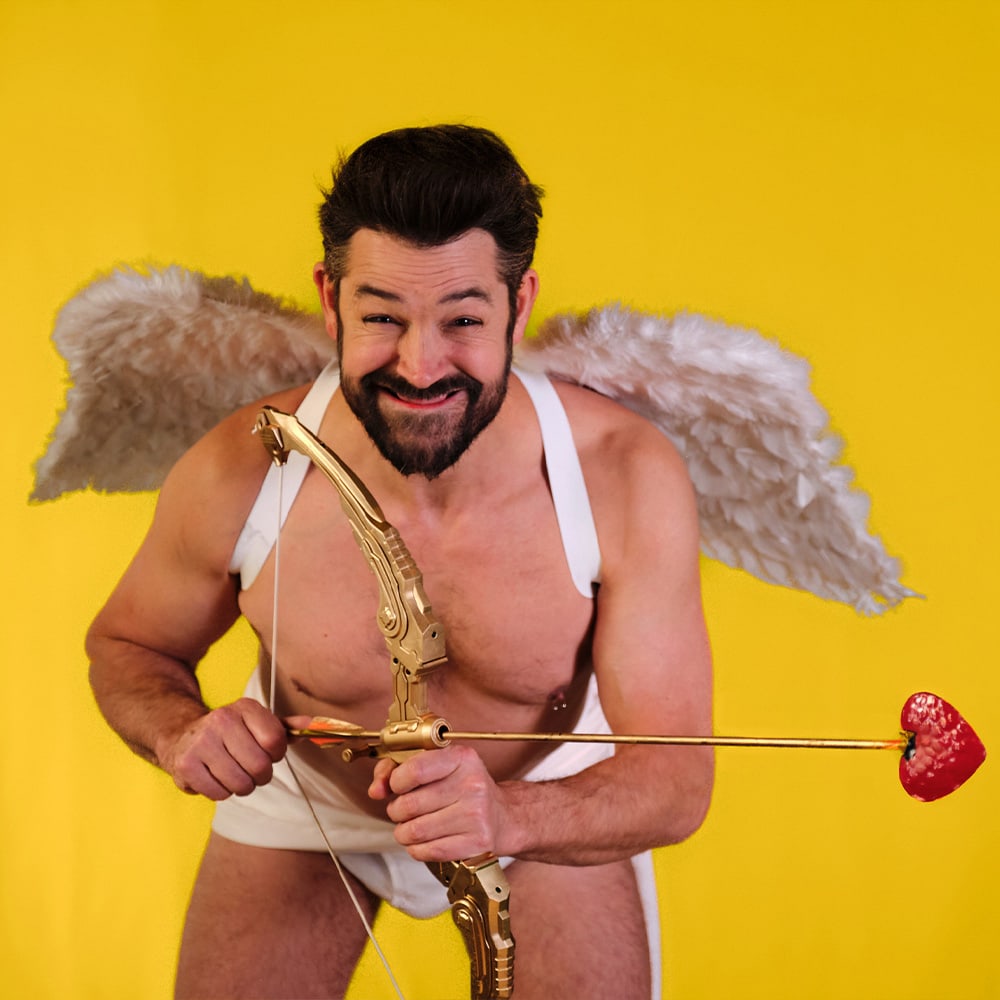Portrait conceptuel d’un artiste torse nu avec des ailes de Cupidon et un arc, pour La Noce d’Alphonse au Théâtre Le Diamant.