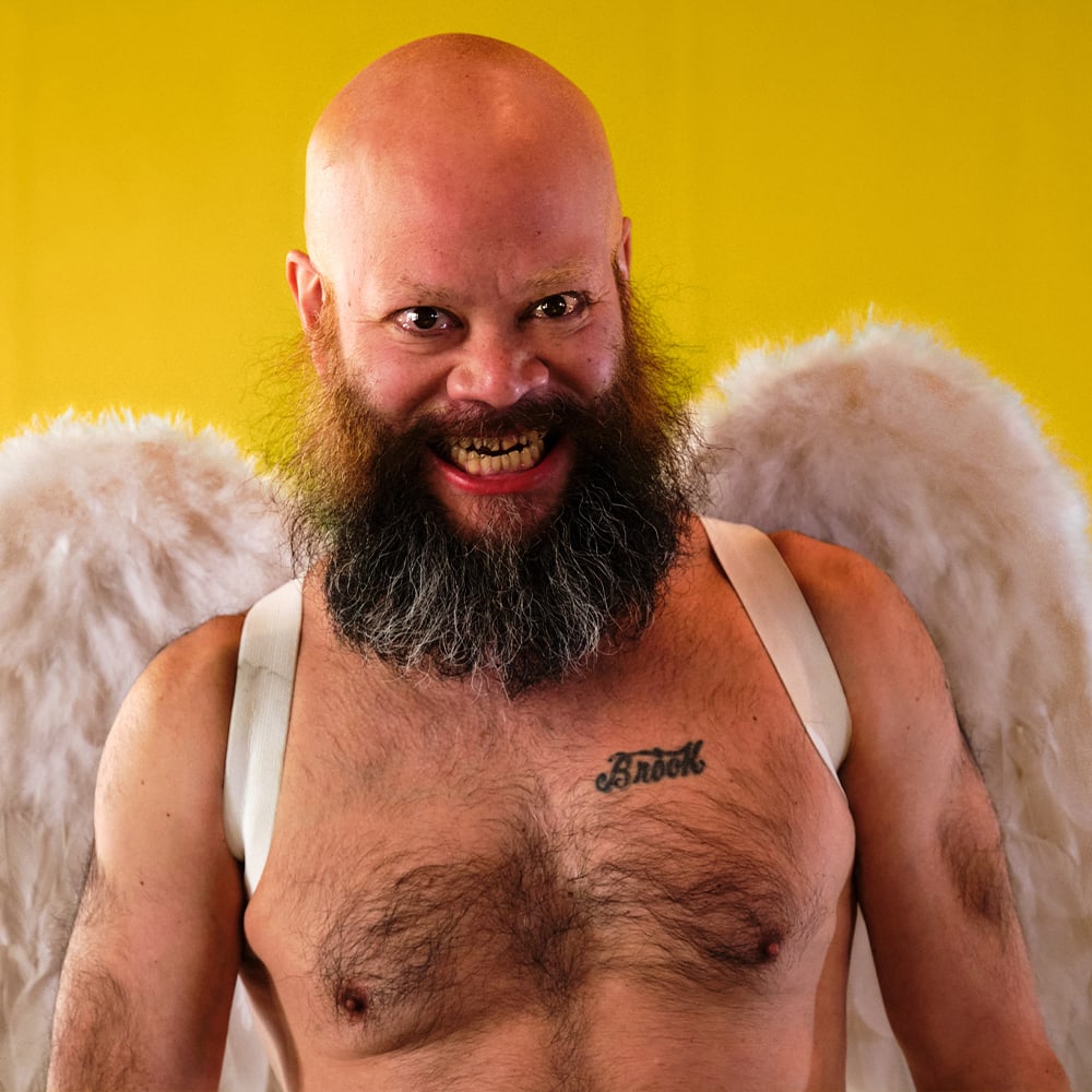 Artiste chauve à longue barbe et sourire malicieux dans La Noce d’Alphonse au Théâtre Le Diamant.